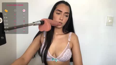 vsantini_ online show from February 5, 2025, 10:01 pm