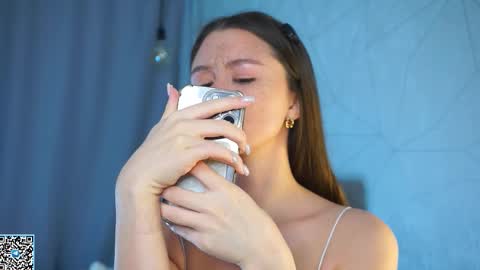 Snapshot of vvilly_wonka chatting on December 23, 2025, 1:36 am Ethal - thank you for thumb up online show from December 23, 2025, 1:36 am