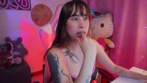 Snapshot of waifu_aika chatting on November 17, 2025, 3:23 am AIKA online show from November 17, 2025, 3:23 am