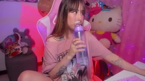 Snapshot of waifu_aika chatting on November 19, 2025, 6:35 am AIKA online show from November 19, 2025, 6:35 am