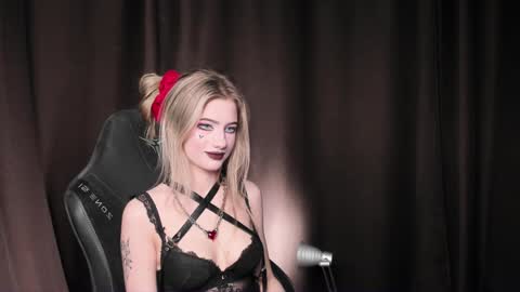 Snapshot of waterfallwoods chatting on December 13, 2024, 7:04 am waterfallwoods online show from December 13, 2024, 7:04 am