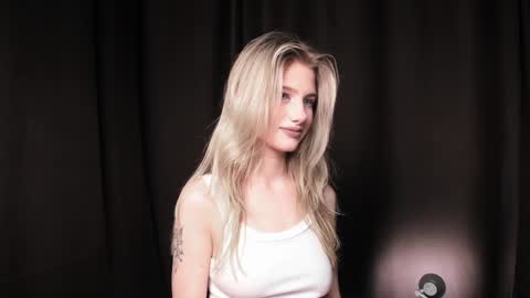 Snapshot of waterfallwoods chatting on December 19, 2024, 7:51 pm waterfallwoods online show from December 19, 2024, 7:51 pm