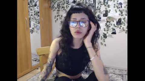 Snapshot of wavy_nights chatting on September 9, 2025, 7:13 pm Mina online show from September 9, 2025, 7:13 pm
