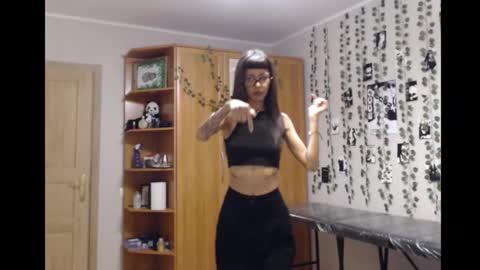 Mina online show from November 17, 2025, 3:51 pm