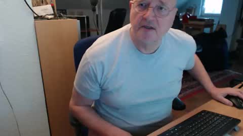 Snapshot of wetwo chatting on November 16, 2025, 11:49 am WeTwo online show from November 16, 2025, 11:49 am