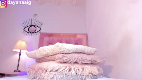 Snapshot of whiite_snow_ chatting on November 6, 2025, 5:03 pm Sara online show from November 6, 2025, 5:03 pm