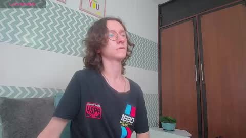 white_king4 online show from October 7, 2025, 1:08 pm