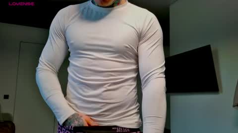 Snapshot of white_king999 chatting on April 29, 2026, 2:48 am Max online show from April 29, 2026, 2:48 am
