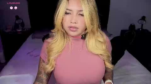 Snapshot of whites_emma chatting on October 11, 2025, 2:11 am EMMA online show from October 11, 2025, 2:11 am