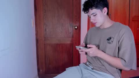 Snapshot of whos_he chatting on January 9, 2026, 9:05 pm whos_he online show from January 9, 2026, 9:05 pm