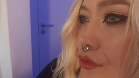 Laura  online show from October 17, 2025, 5:21 am