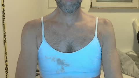 Snapshot of willbillbillwill chatting on April 21, 2026, 8:34 pm Lilian online show from April 21, 2026, 8:34 pm