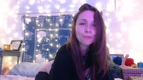 Snapshot of wingardiumleveveosa chatting on December 20, 2024, 1:58 am Eevie online show from December 20, 2024, 1:58 am