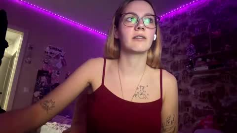 Snapshot of winifredfeuerstein chatting on May 5, 2026, 8:28 pm Alya online show from May 5, 2026, 8:28 pm