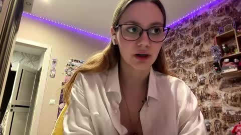 Snapshot of winifredfeuerstein chatting on May 6, 2026, 8:47 pm Alya online show from May 6, 2026, 8:47 pm