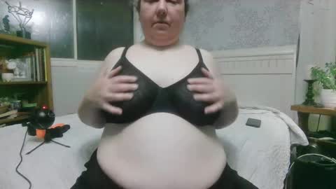 Snapshot of winnieatplay chatting on April 14, 2026, 3:56 am Winnie online show from April 14, 2026, 3:56 am
