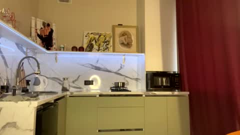 Isobelle online show from January 24, 2025, 12:20 pm