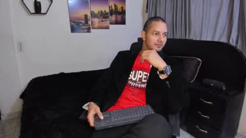 Magnus Dark independent model online show from December 22, 2025, 4:53 am