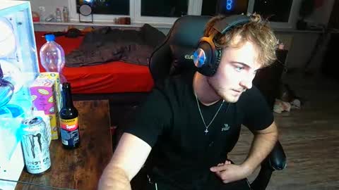 wollenjunge2006 online show from October 5, 2025, 6:39 pm