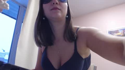 Woodland Peony online show from December 22, 2025, 3:03 am