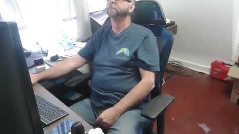 Snapshot of woodworker6473 chatting on October 16, 2025, 12:39 pm woodworker6473 online show from October 16, 2025, 12:39 pm