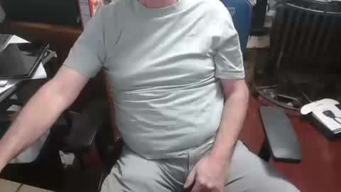 Snapshot of woodworker6473 chatting on October 18, 2025, 1:30 am woodworker6473 online show from October 18, 2025, 1:30 am