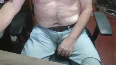 Snapshot of woodworker6473 chatting on October 21, 2025, 12:33 am woodworker6473 online show from October 21, 2025, 12:33 am