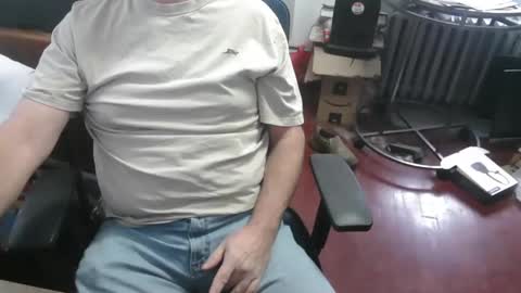 Snapshot of woodworker6473 chatting on November 19, 2025, 3:23 pm woodworker6473 online show from November 19, 2025, 3:23 pm