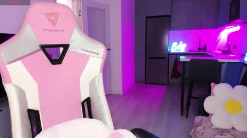 Snapshot of wowlovie666 chatting on December 14, 2025, 4:12 pm Emi online show from December 14, 2025, 4:12 pm