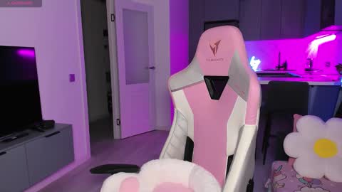 Snapshot of wowlovie666 chatting on December 15, 2025, 4:11 pm Emi online show from December 15, 2025, 4:11 pm