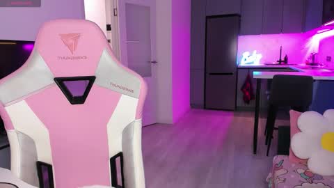 Snapshot of wowlovie666 chatting on December 17, 2025, 4:02 pm Emi online show from December 17, 2025, 4:02 pm