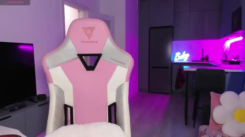 Snapshot of wowlovie666 chatting on December 18, 2025, 4:02 pm Emi online show from December 18, 2025, 4:02 pm