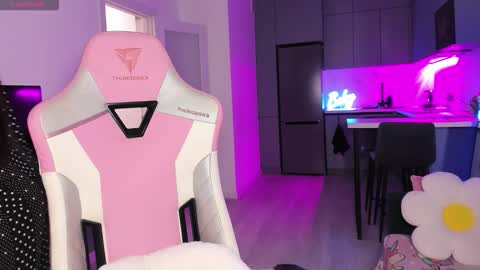 Snapshot of wowlovie666 chatting on January 7, 2026, 6:10 pm Emi online show from January 7, 2026, 6:10 pm