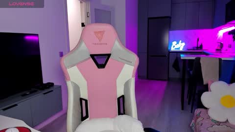 Snapshot of wowlovie666 chatting on February 4, 2026, 4:07 am Emi online show from February 4, 2026, 4:07 am