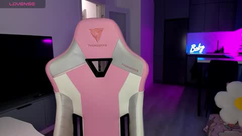 Snapshot of wowlovie666 chatting on February 10, 2026, 5:11 am Emi online show from February 10, 2026, 5:11 am