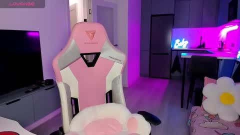 Snapshot of wowlovie666 chatting on February 13, 2026, 4:08 am Emi online show from February 13, 2026, 4:08 am