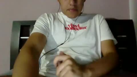 Snapshot of xbasstian_77 chatting on February 6, 2025, 12:33 am Sebas online show from February 6, 2025, 12:33 am