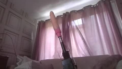 xenawilliams69 online show from June 10, 2026, 1:54 pm