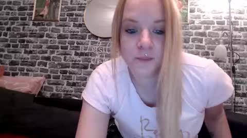 Snapshot of xhotmilf87x chatting on February 16, 2026, 9:22 pm Milfi online show from February 16, 2026, 9:22 pm