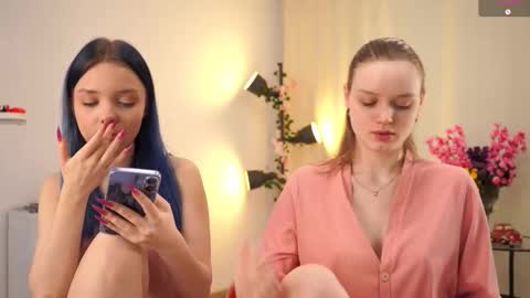 Luna and Lina online show from November 9, 2025, 4:22 am