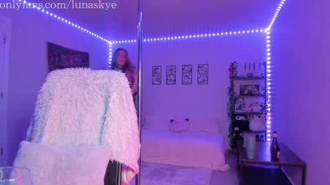 Snapshot of xlunaskye chatting on November 12, 2025, 7:53 am online show from November 12, 2025, 7:53 am