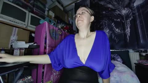 xnicetitsx online show from December 17, 2025, 7:25 am