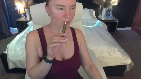 Snapshot of xo_monica chatting on October 25, 2025, 12:13 pm Monica online show from October 25, 2025, 12:13 pm