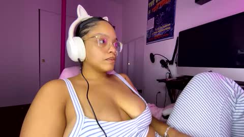 xStarGazingx online show from November 6, 2025, 5:52 am