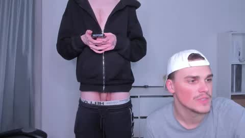 Snapshot of xx_raul_xx_ chatting on December 16, 2025, 11:54 pm raul online show from December 16, 2025, 11:54 pm