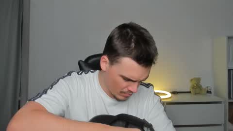 Snapshot of xx_raul_xx_ chatting on December 18, 2025, 9:15 am raul online show from December 18, 2025, 9:15 am