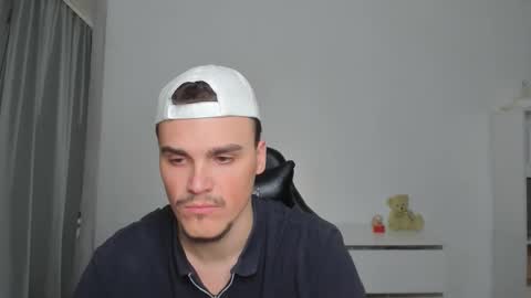 Snapshot of xx_raul_xx_ chatting on December 23, 2025, 7:28 am raul online show from December 23, 2025, 7:28 am