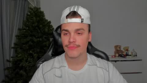 Snapshot of xx_raul_xx_ chatting on January 19, 2026, 12:25 am raul online show from January 19, 2026, 12:25 am