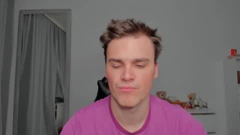 Snapshot of xx_raul_xx_ chatting on February 9, 2026, 5:33 am raul online show from February 9, 2026, 5:33 am