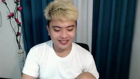 Snapshot of xxhotloyd_cummerx chatting on February 20, 2026, 5:48 am Loyd online show from February 20, 2026, 5:48 am